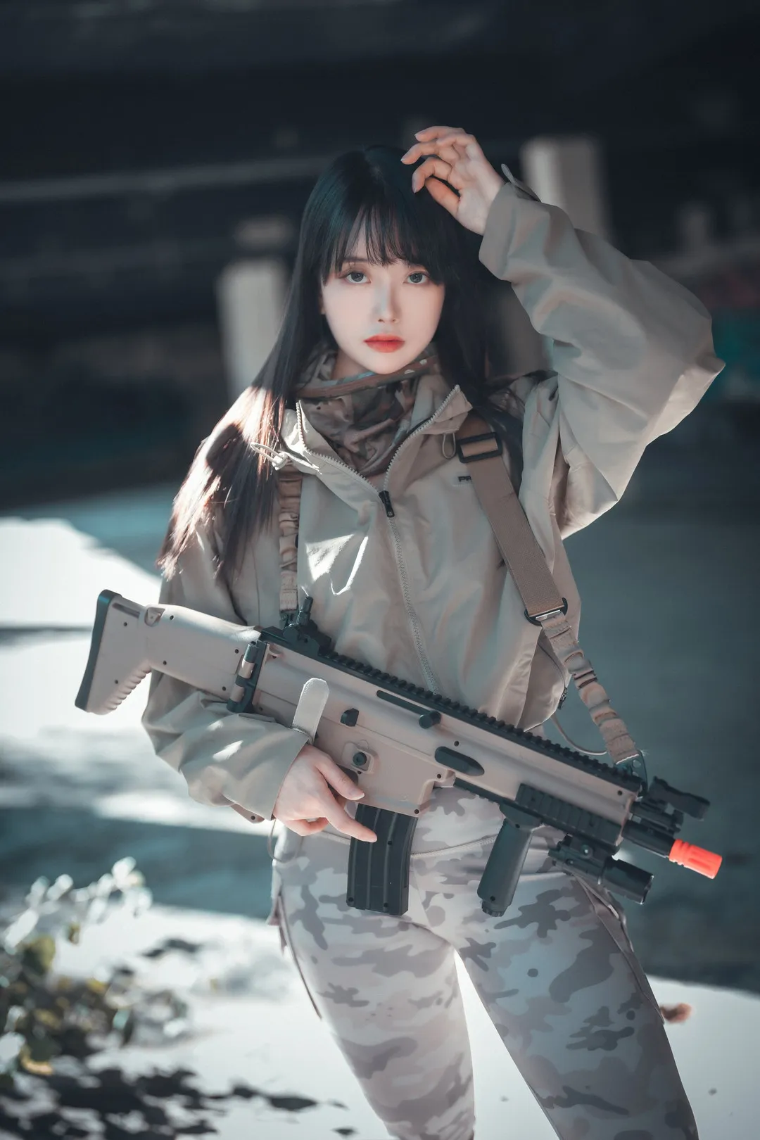 ZziZzi(모찌)黑色长发穿浅灰外套搭配迷彩裤手持道具枪的写真