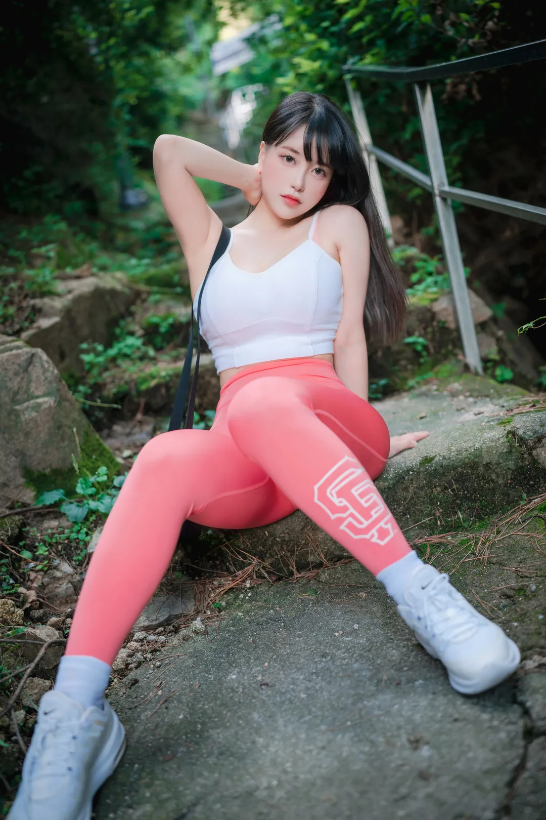 ZziZzi(모찌)穿白色运动上衣和珊瑚粉紧身裤坐在山路石阶上的写真