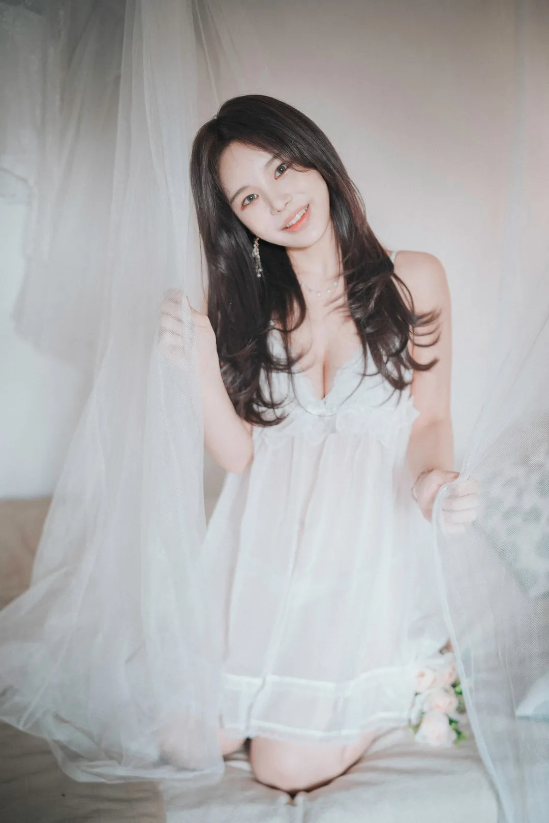 Zzyuri(쮸리) 长发白色纱裙跪坐在纱帘间的柔光写真