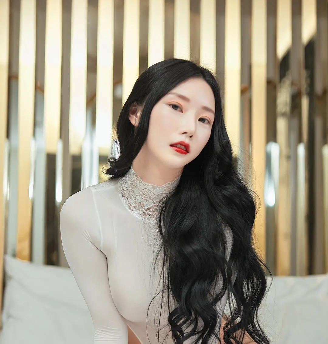 Riha(리하)黑色长发白色高领蕾丝服饰暖色灯带写真