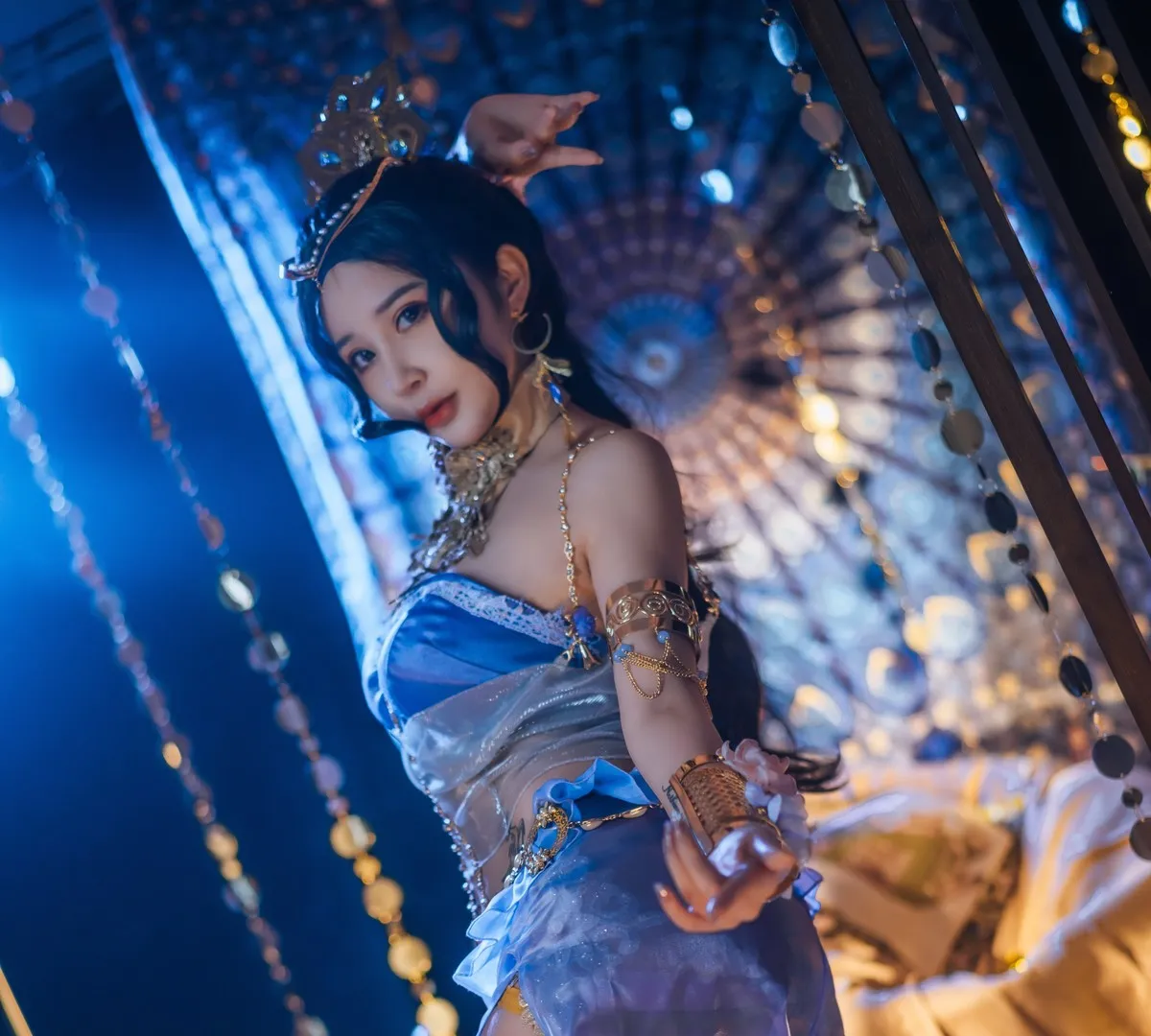 蜜蜜子Kimmie 黑发蓝色舞姬服金色饰件站在蓝色灯光背景前cosplay