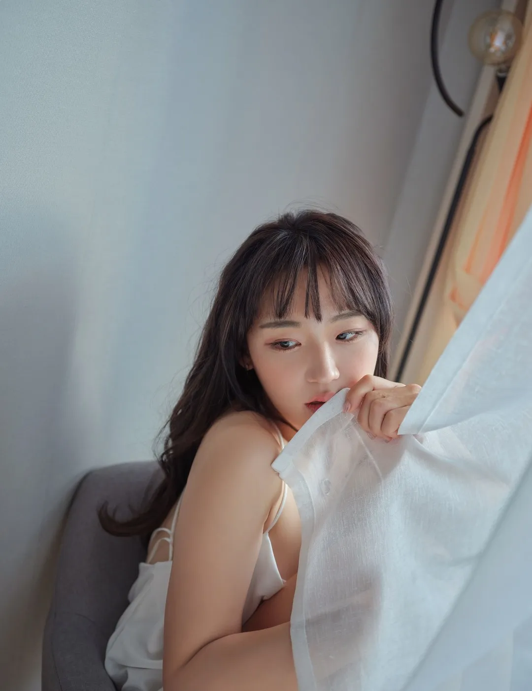 Hendoong(혠둥이) 长发刘海白色吊带坐在窗边手扶薄纱