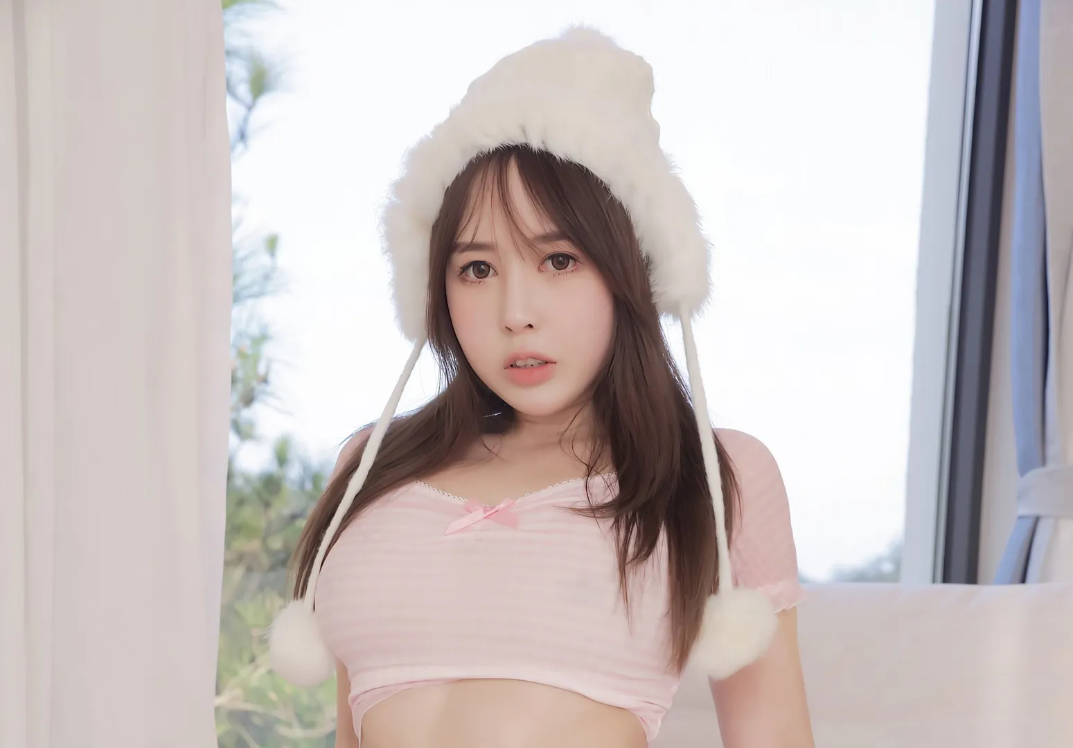 Evelyn艾莉长发白色毛绒帽粉色短上衣窗边写真