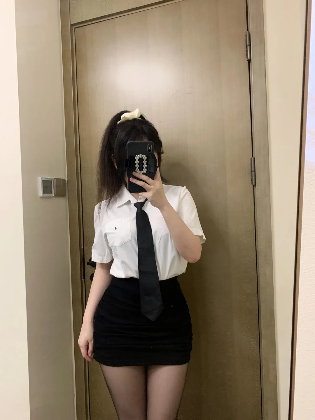 是依酱吖高马尾白色短袖衬衫黑色领带黑色短裙站在镜前自拍