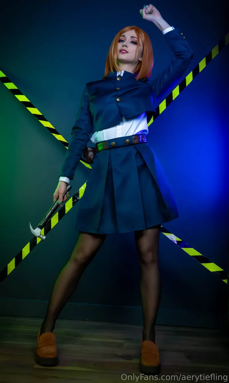 hokunaimeko北乃芽子 橙发深蓝制服手持锤形道具站在警戒线背景前cosplay