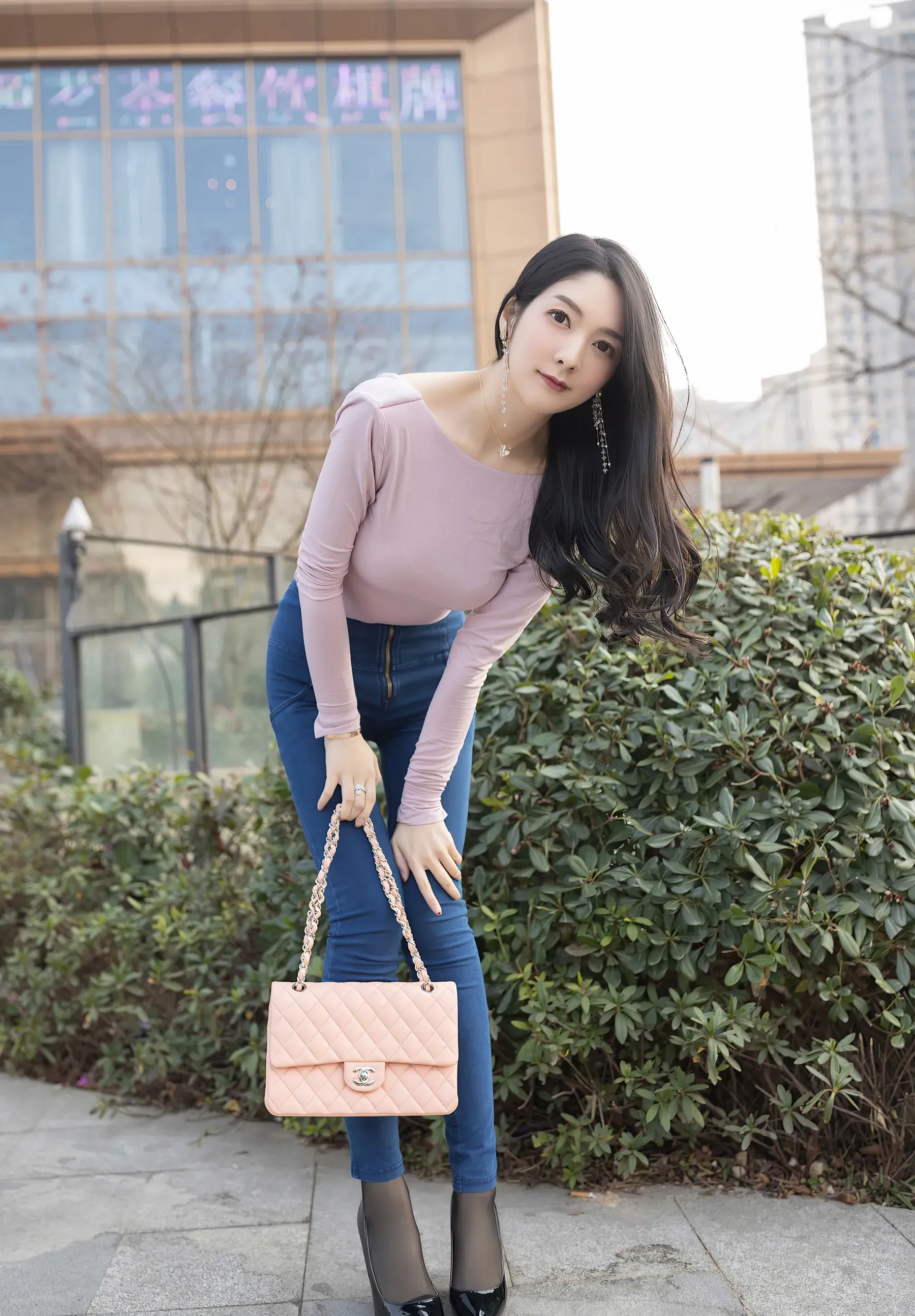 Angela小热巴 长发穿浅紫长袖上衣蓝色长裤手提粉色包的户外写真