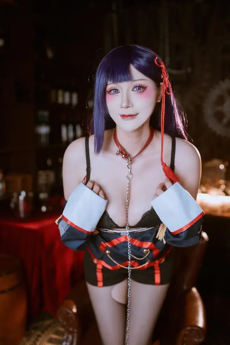 安妮yoo紫色短发红黑角色服饰cosplay写真,室内暗调背景中双手拉住袖口
