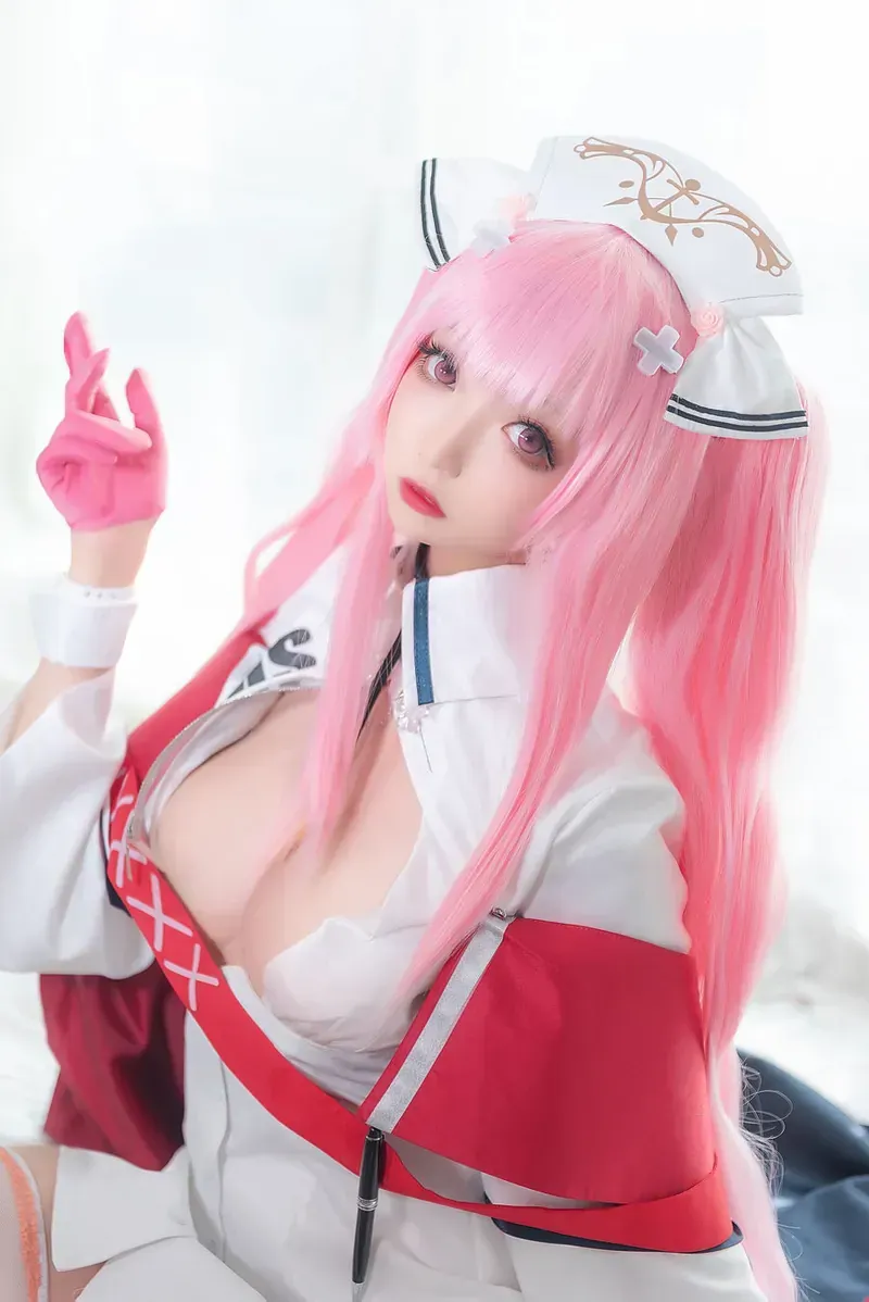 安妮yoo粉色长发白红制服cosplay写真，明亮背景中抬手看向镜头
