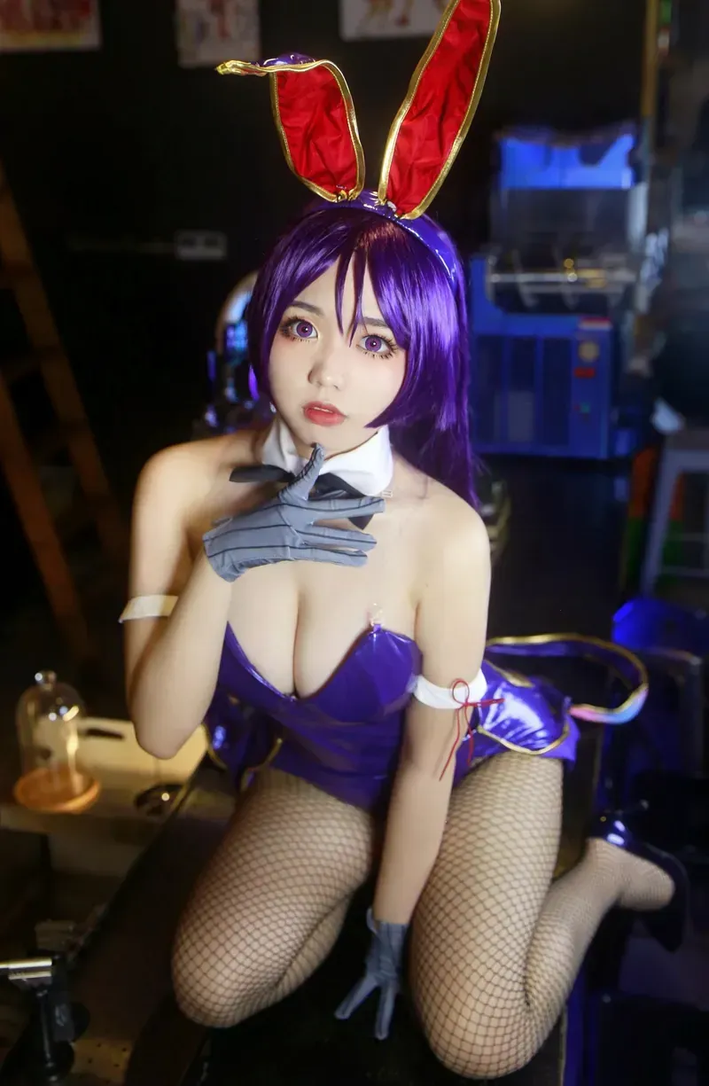 啊日日ariri紫色长发红色兔耳亮面服饰室内cos写真