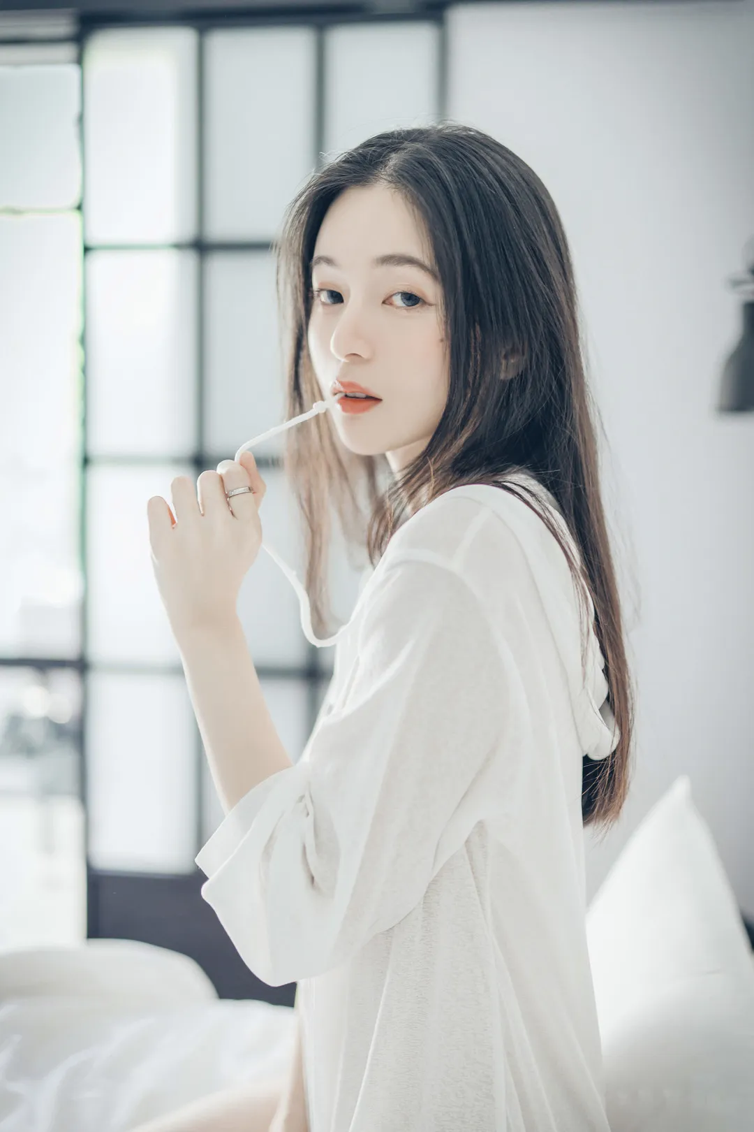 辰辰 长发穿白色上衣在窗边手持耳机线侧身回看