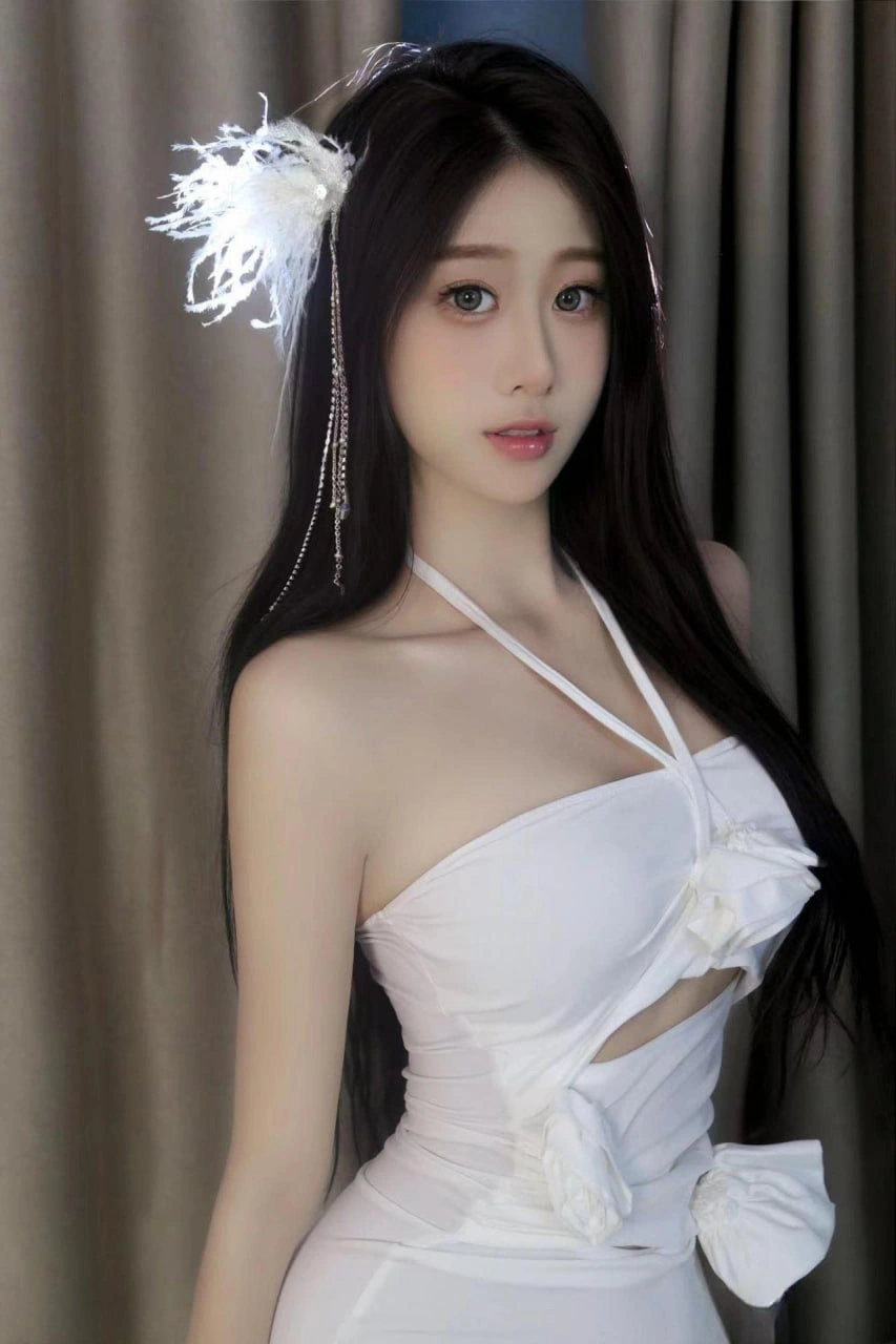 bbiubiu呼 长发戴白色羽毛头饰穿白色挂脖裙站在帘幕前的写真