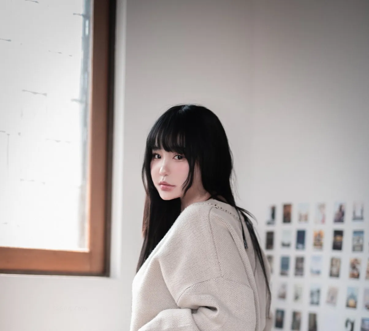 BoyeonJeon(전보연)黑色长发浅米针织上衣窗边室内写真