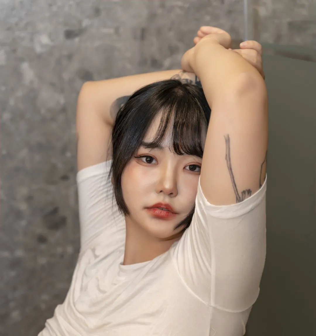 BoyeonJeon(전보연)黑色短发白色上衣灰绿背景室内近景写真