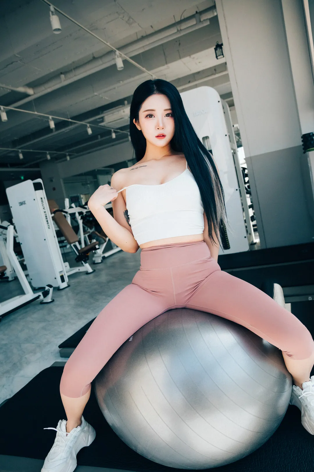 Bomi(보미)白色上衣粉色运动裤坐在银色瑜伽球上