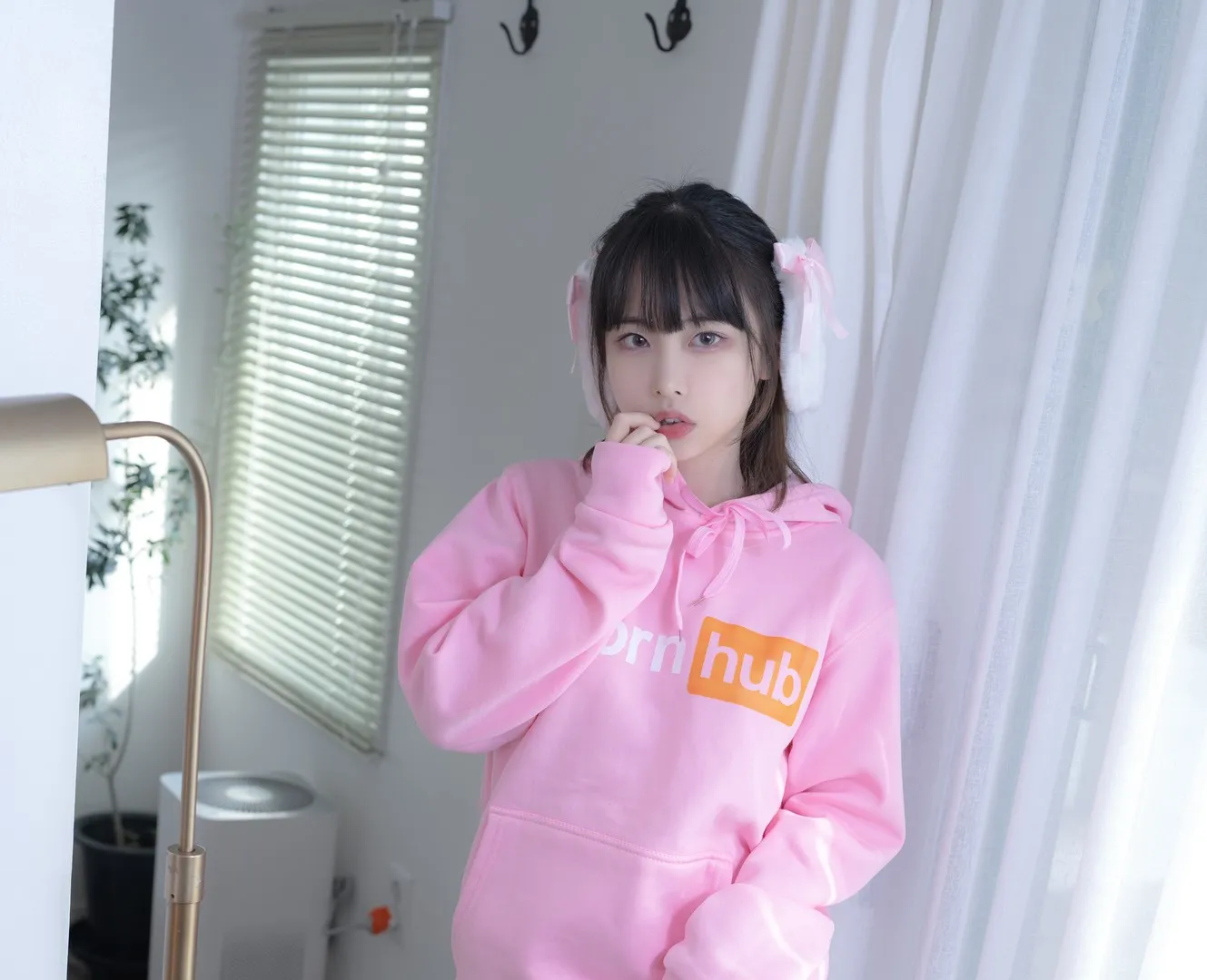 Uhye(이유혜)黑色长发粉色帽衫站在窗帘旁的室内写真