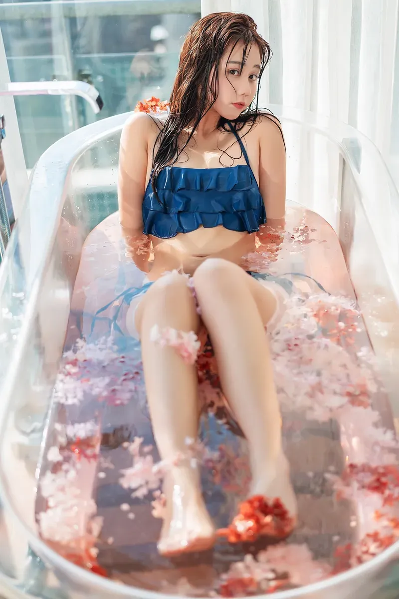 镜酱湿发蓝色荷叶边泳装坐在透明浴缸里的写真