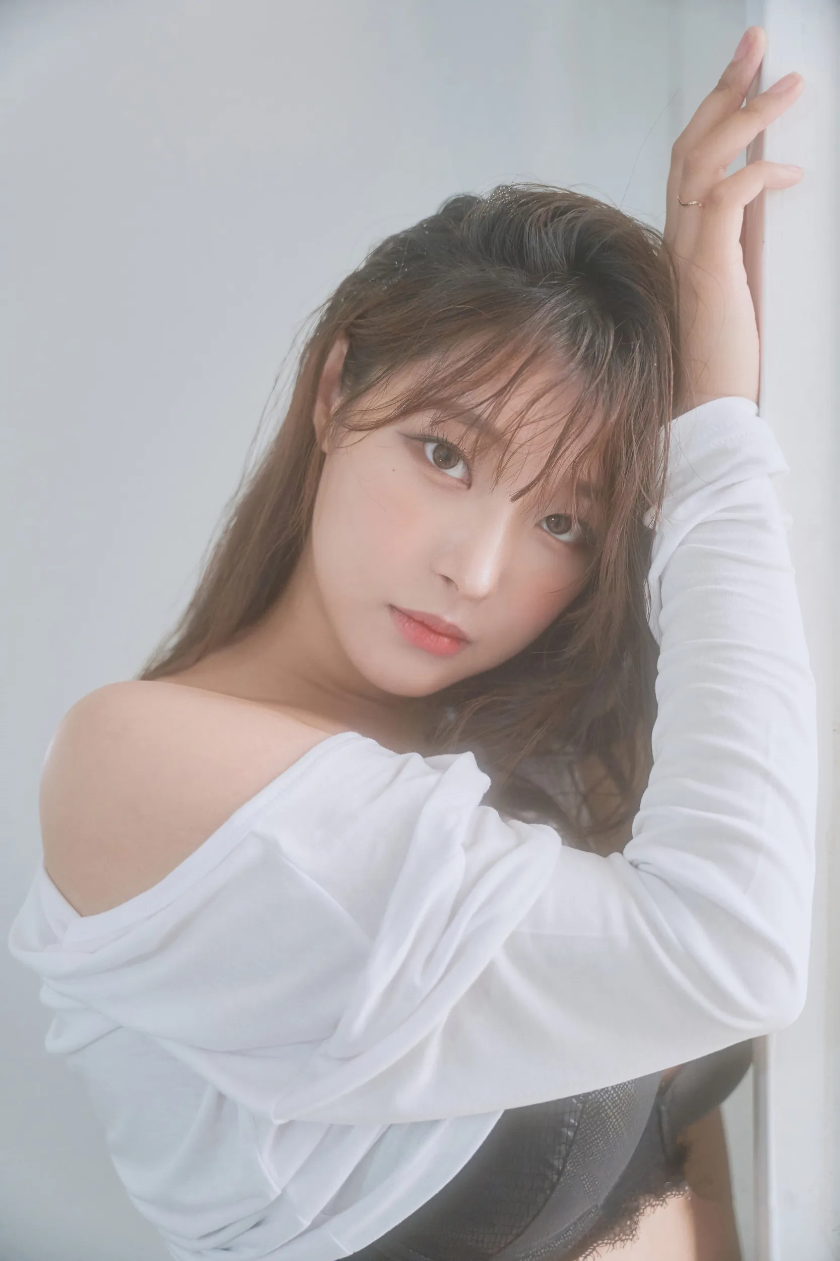Espacia Korea长发白色上衣靠近窗边抬手的柔光写真