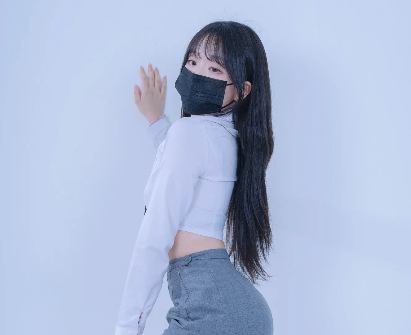 glamarchive戴黑色口罩穿白衬衣灰裙侧身靠近墙面的写真