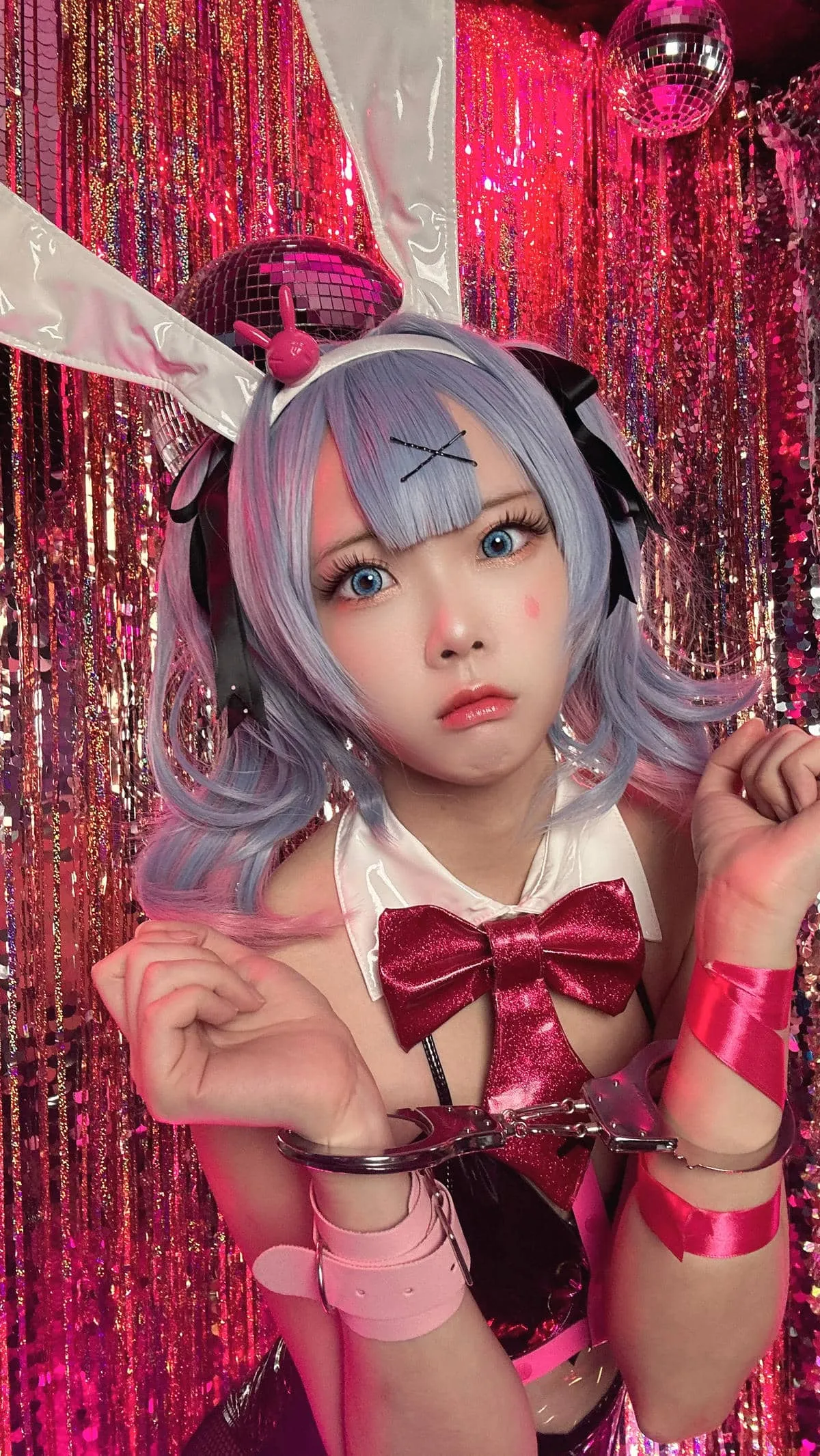 Maou Mo 银紫短发白色兔耳红色蝴蝶结站在粉色亮片背景前cosplay