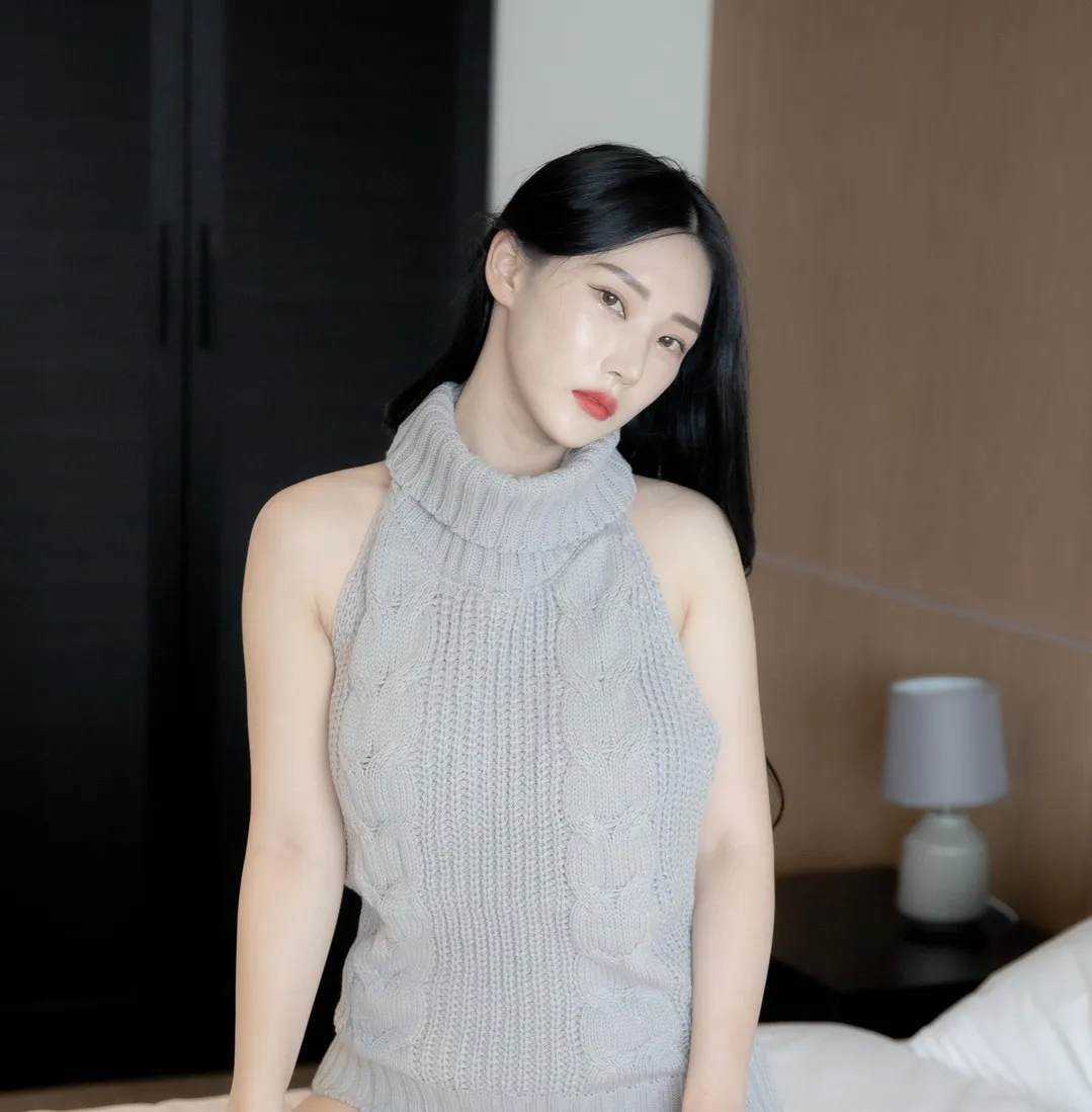 Riha(리하)黑色长发灰色高领针织上衣床边坐姿写真