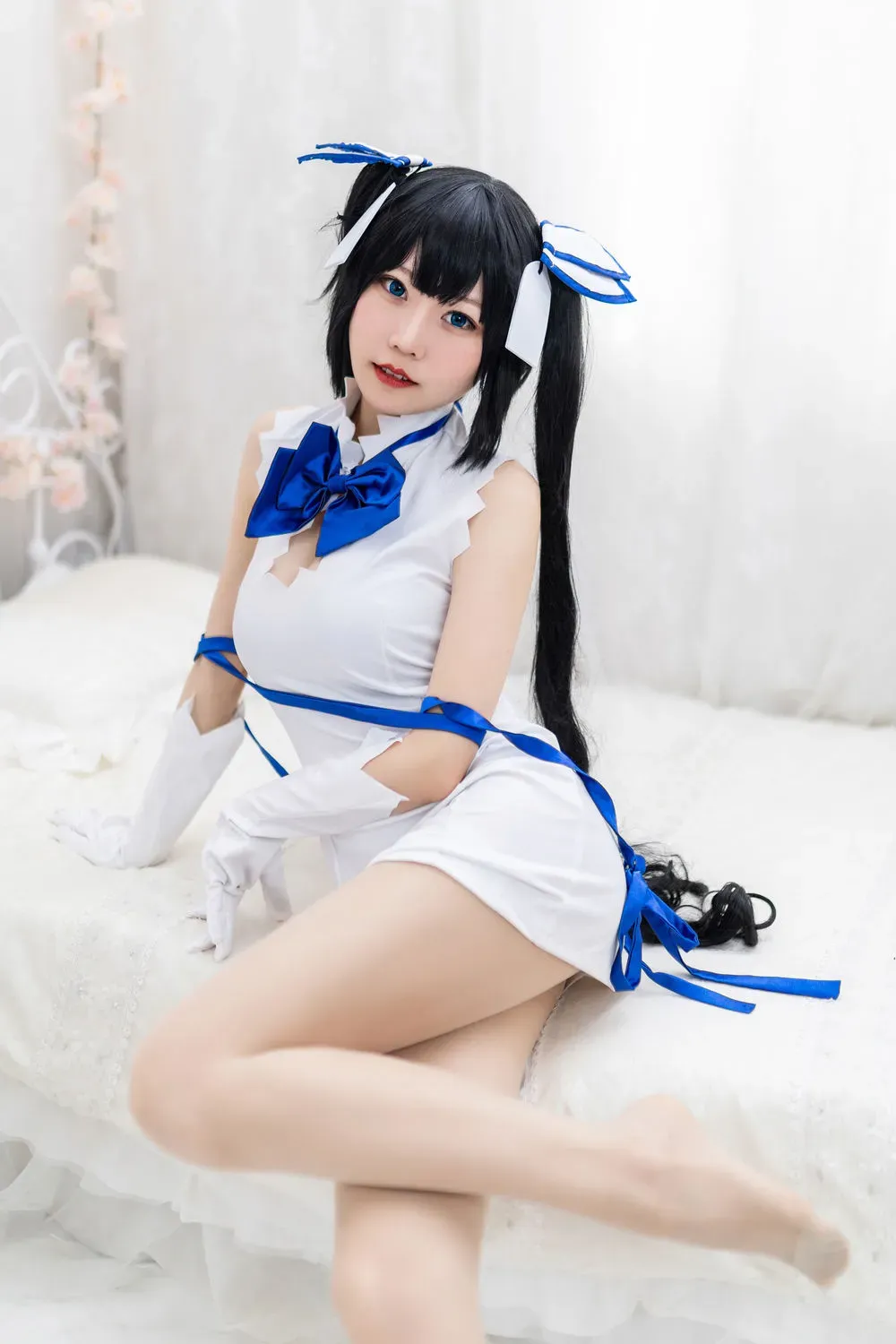 Neko酱黑色双马尾蓝白角色服白色床面室内写真
