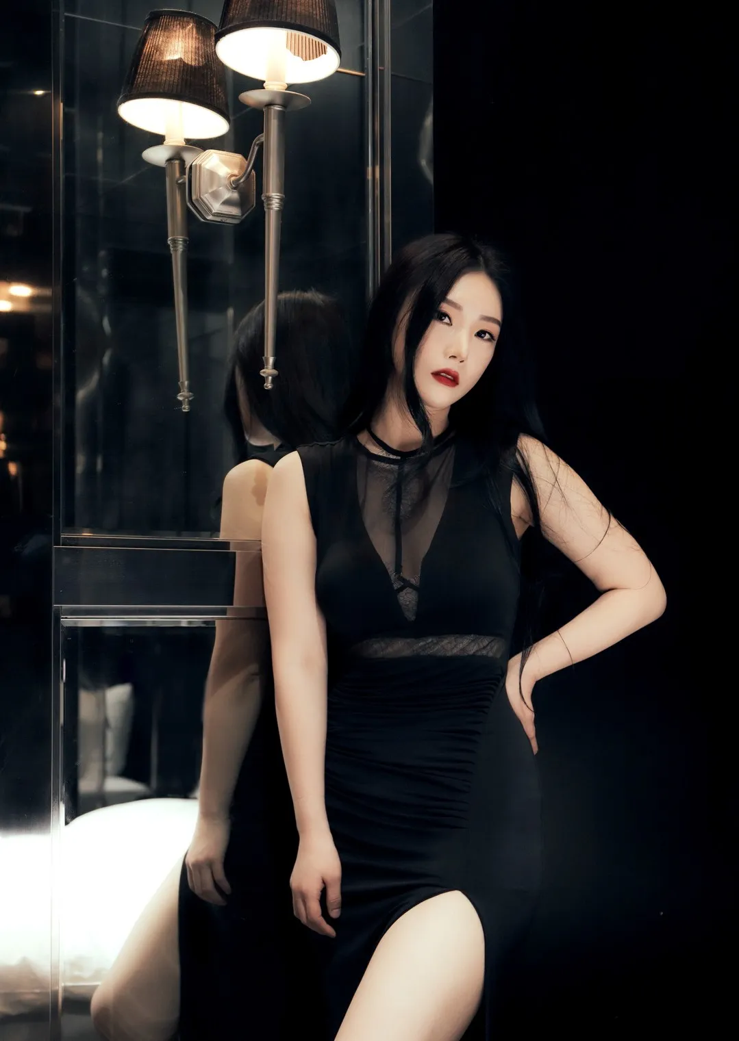 Riha(리하)黑色长发黑色连衣裙镜面暖色壁灯写真
