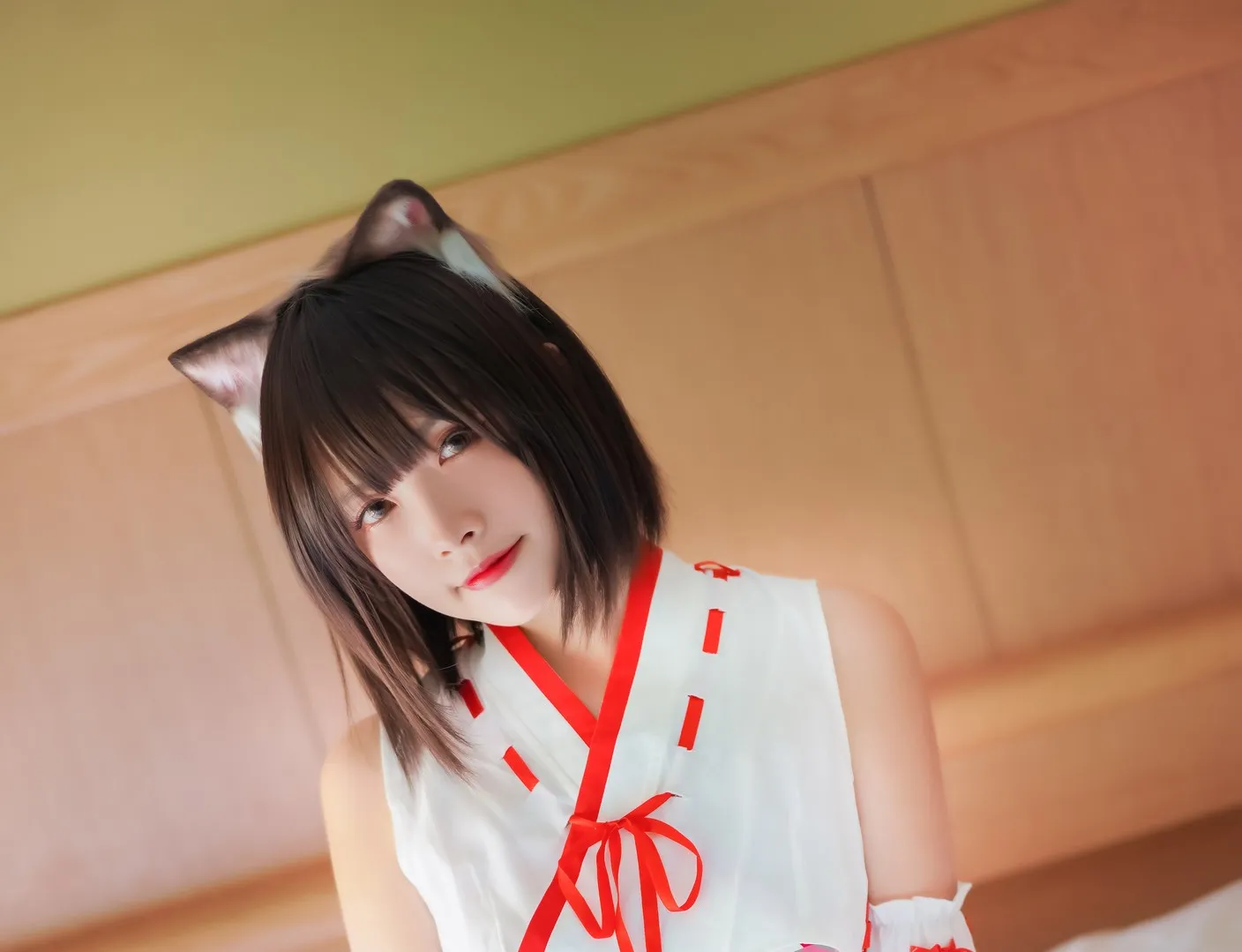 Neko薇薇黑色短发猫耳红白巫女服室内cosplay