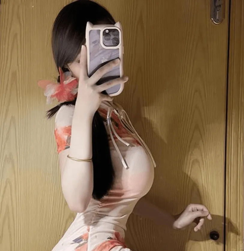 抖音阿拉蕾yyyy长发花色旗袍木门前镜前自拍写真