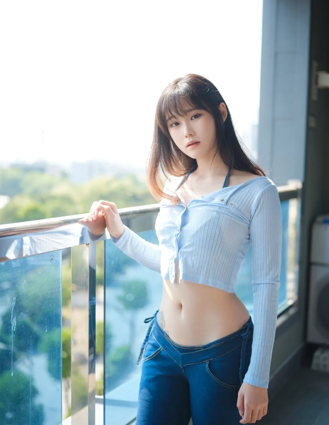 Sira(시라)长发浅蓝针织上衣牛仔裤阳台写真