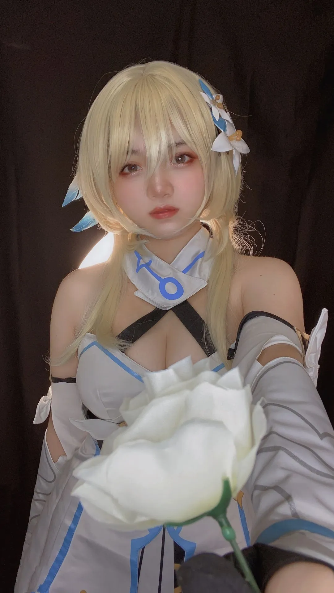 MenruiNyanko 金色短发白蓝角色服手持白花cosplay
