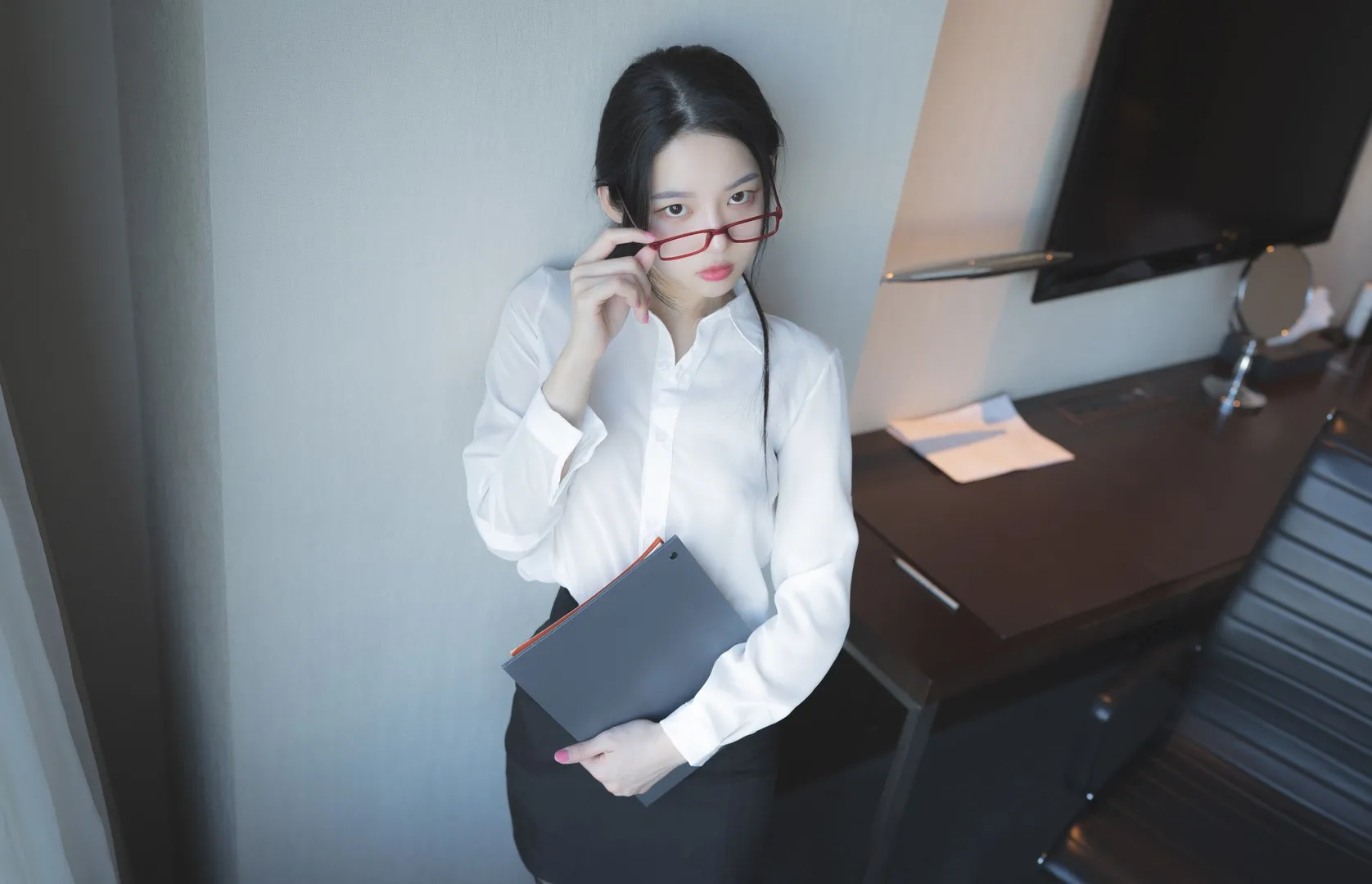 Yeha(예하) 黑发穿白衬衫戴红框眼镜抱文件夹站在办公室内
