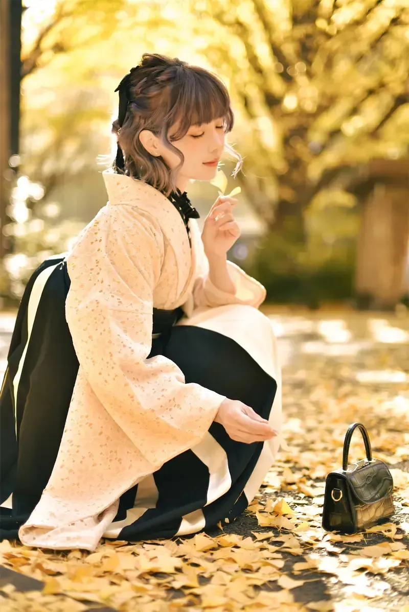 ElyEE子卷曲刘海浅色和风服饰落叶坐姿写真