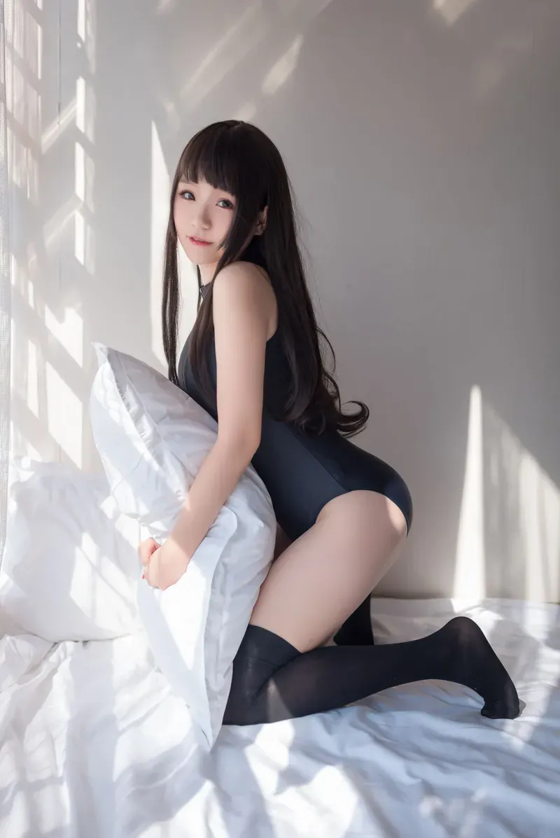 ElyEE子黑长发黑色连体服白色床品室内写真