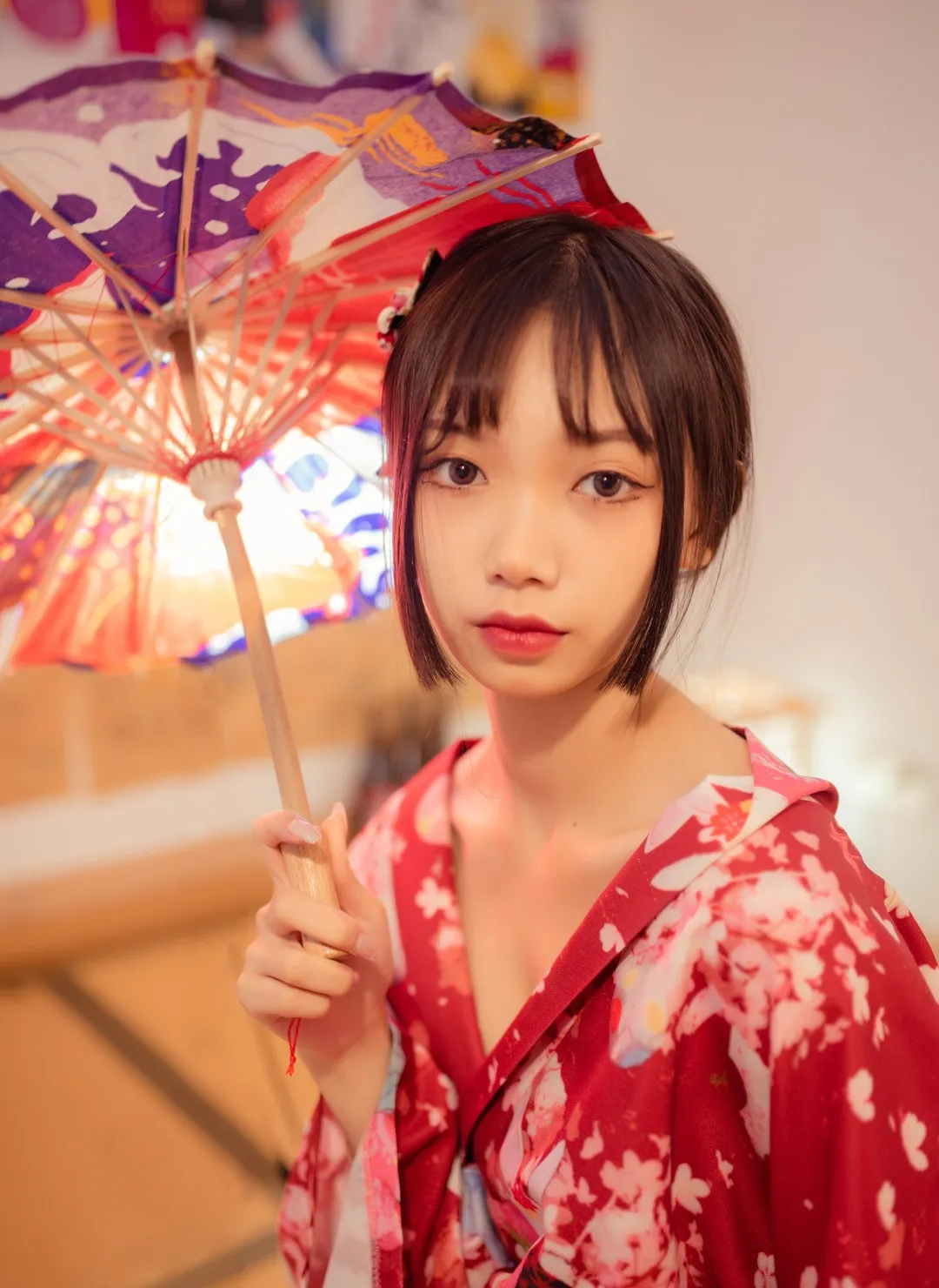 萌量守恒 短发穿红色花纹和服手持彩色纸伞