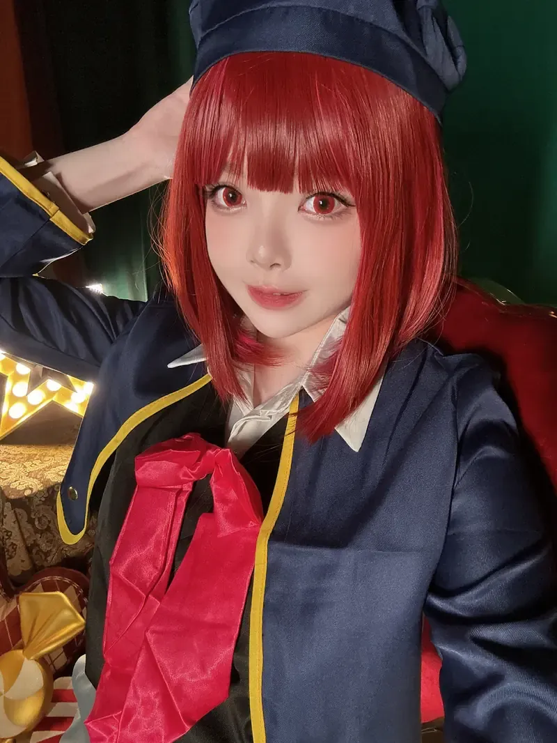 Hachi小芭红色短发齐刘海,穿深蓝制服和红色领结拍摄近景cosplay写真