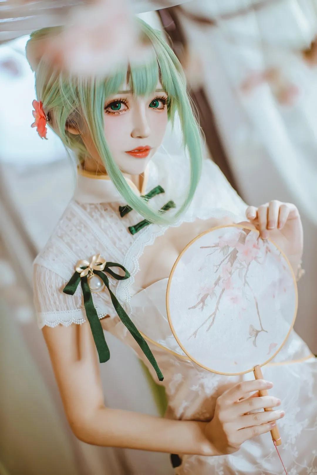 coser衣衣浅绿长发白色蕾丝服饰手持花纹团扇cos写真