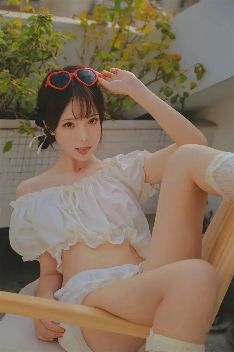 fushii_海堂戴红色墨镜穿白色褶边服装坐在木质躺椅上的户外写真