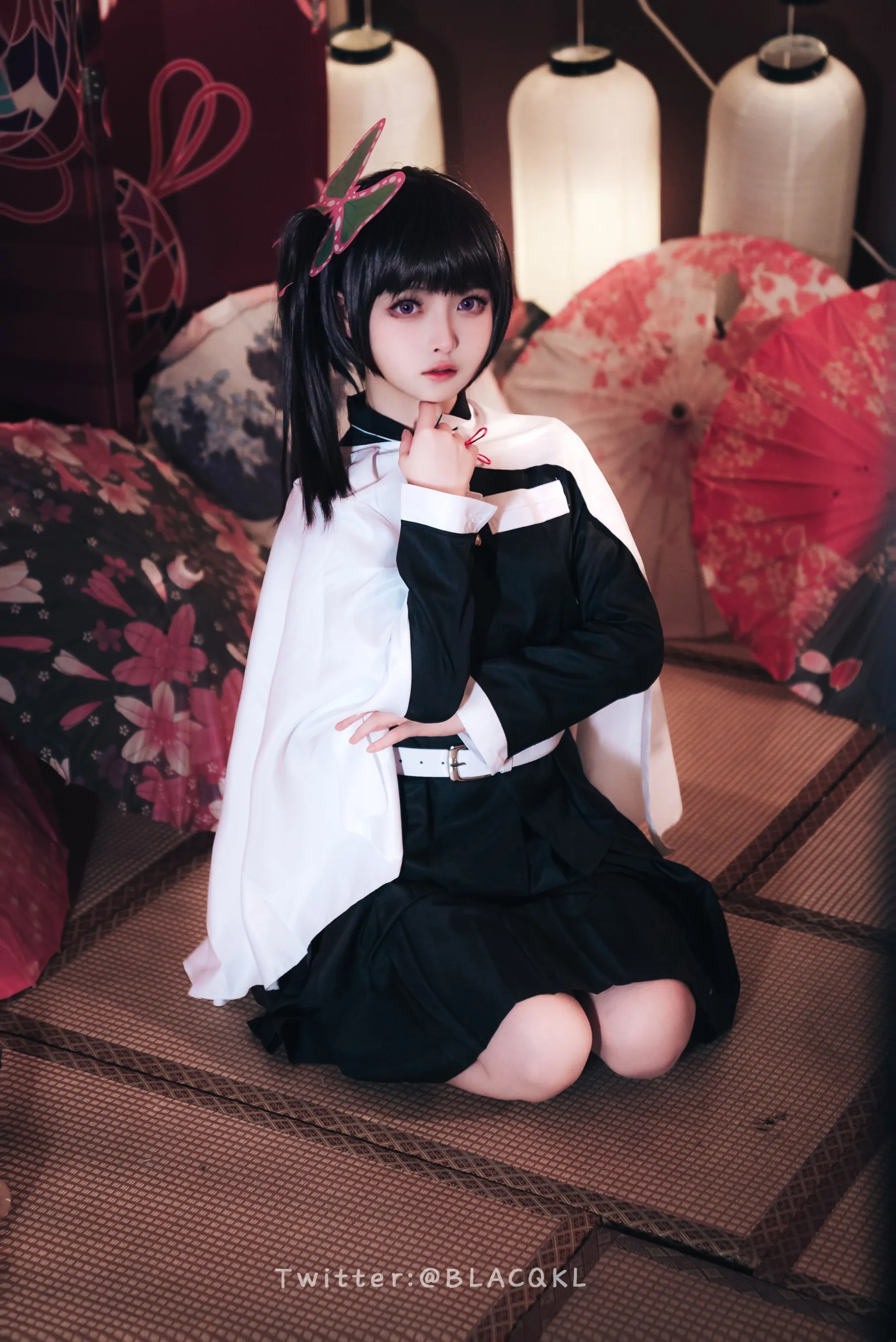 果儿Victoria穿黑白角色服坐在纸伞背景前的cosplay造型