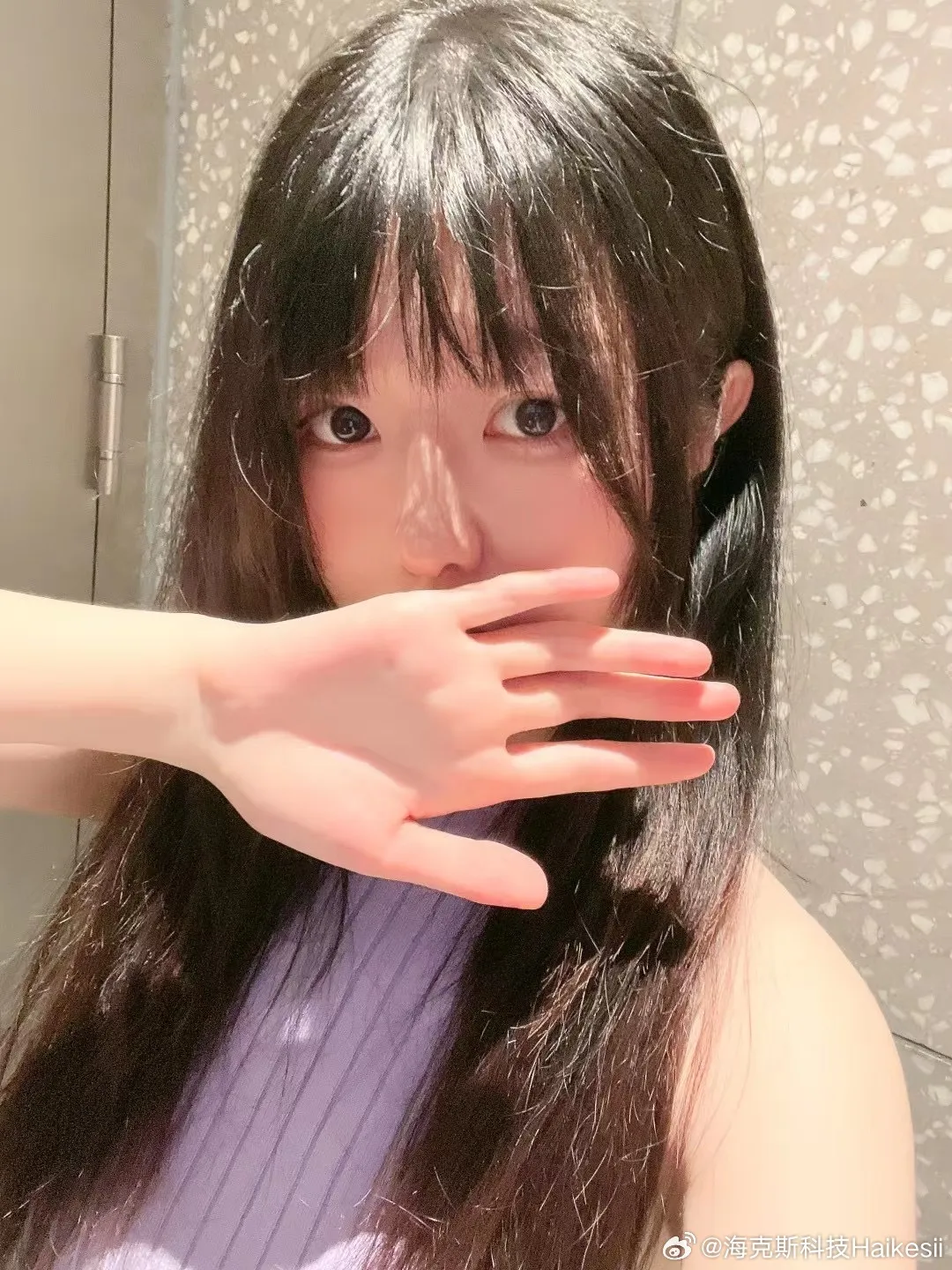 海克斯科技haikesii长发紫色针织上衣近景自拍