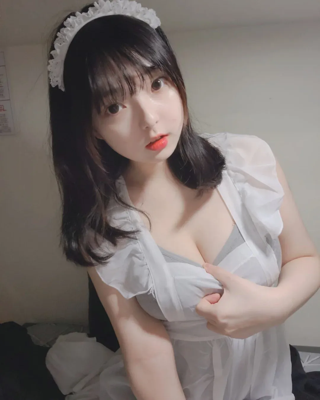Hansom(한솜)黑色中长发,戴白色头饰,穿白色女仆风外层和灰色内搭的近景写真