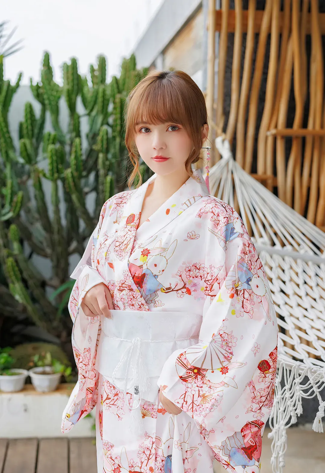 IMiss爱蜜社白色和服花纹造型站在吊床旁的cos写真