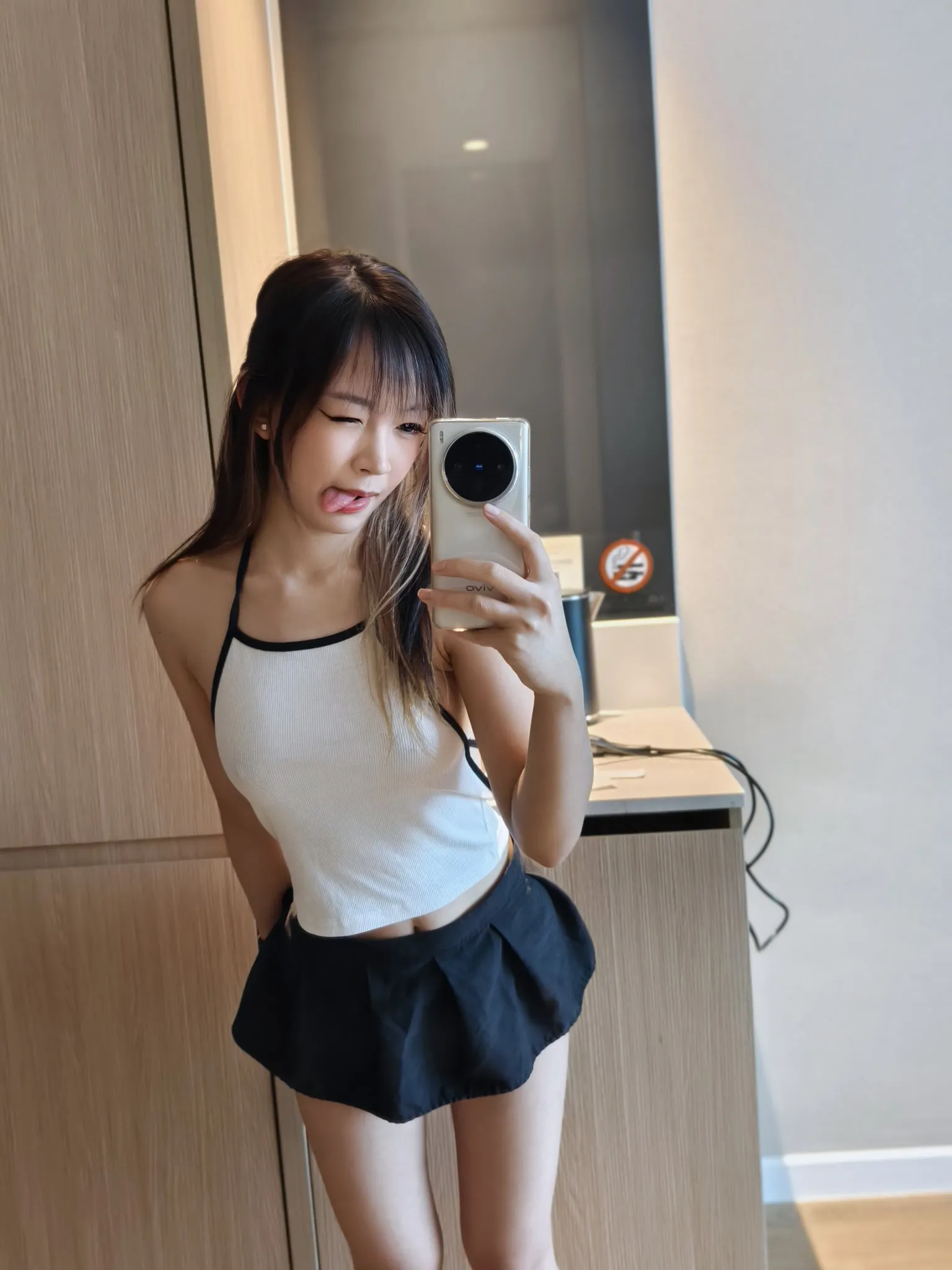 jayinne穿白色黑边上衣和黑色短裙拿手机镜前自拍的写真