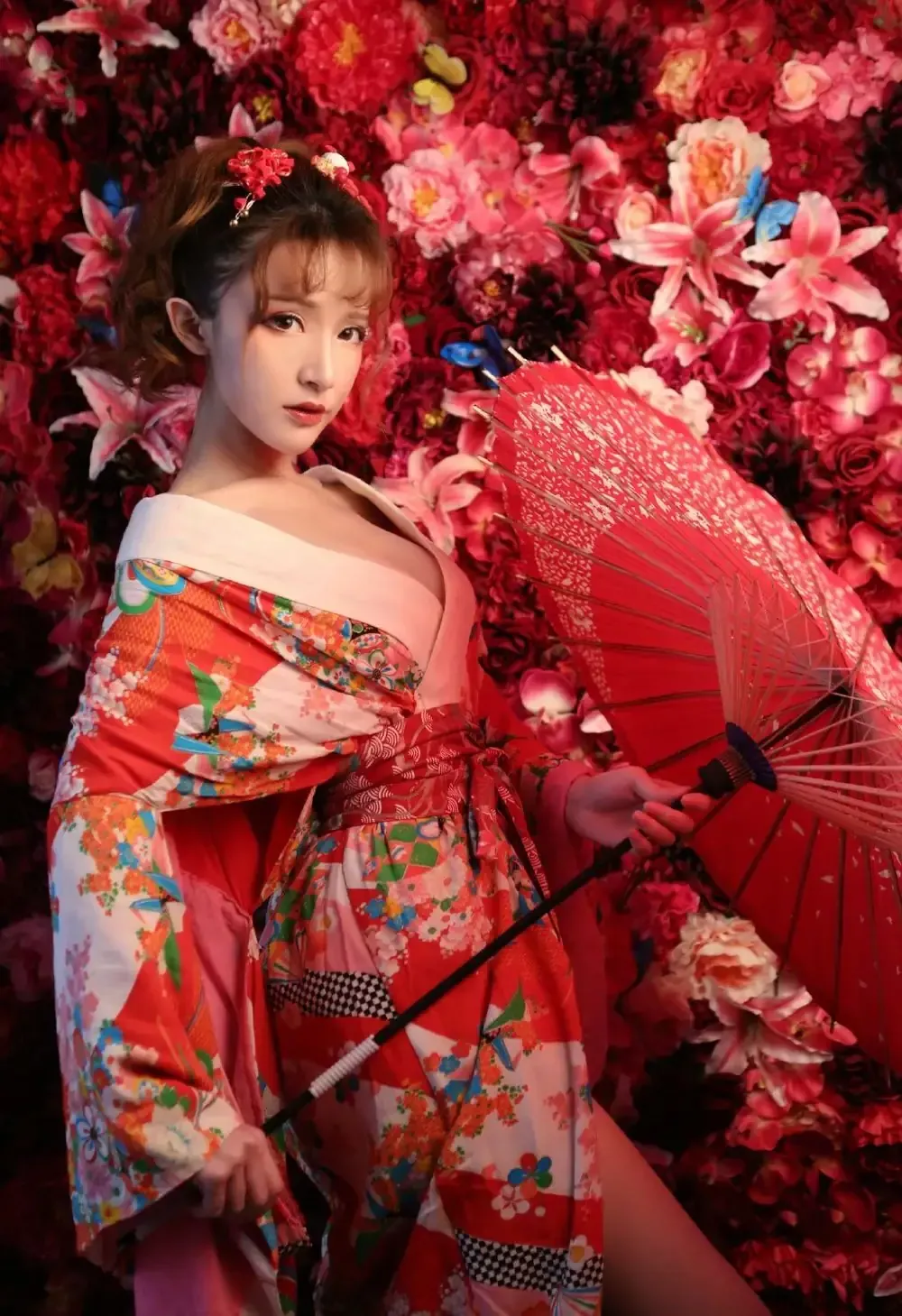 KaYa萱 盘发穿红色花纹和服手持红伞站在花墙前