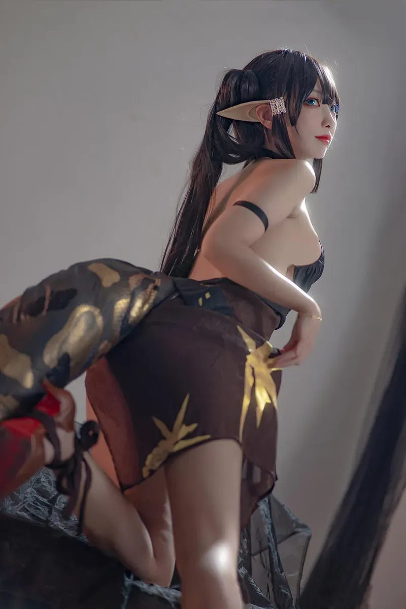 可可小白兔深色幻想角色服装尖耳侧身低角度cos写真