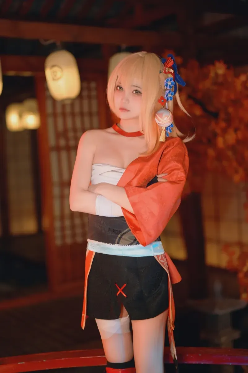 莱可Raika 金色短发穿红黑和风服饰站在暖色灯笼场景中