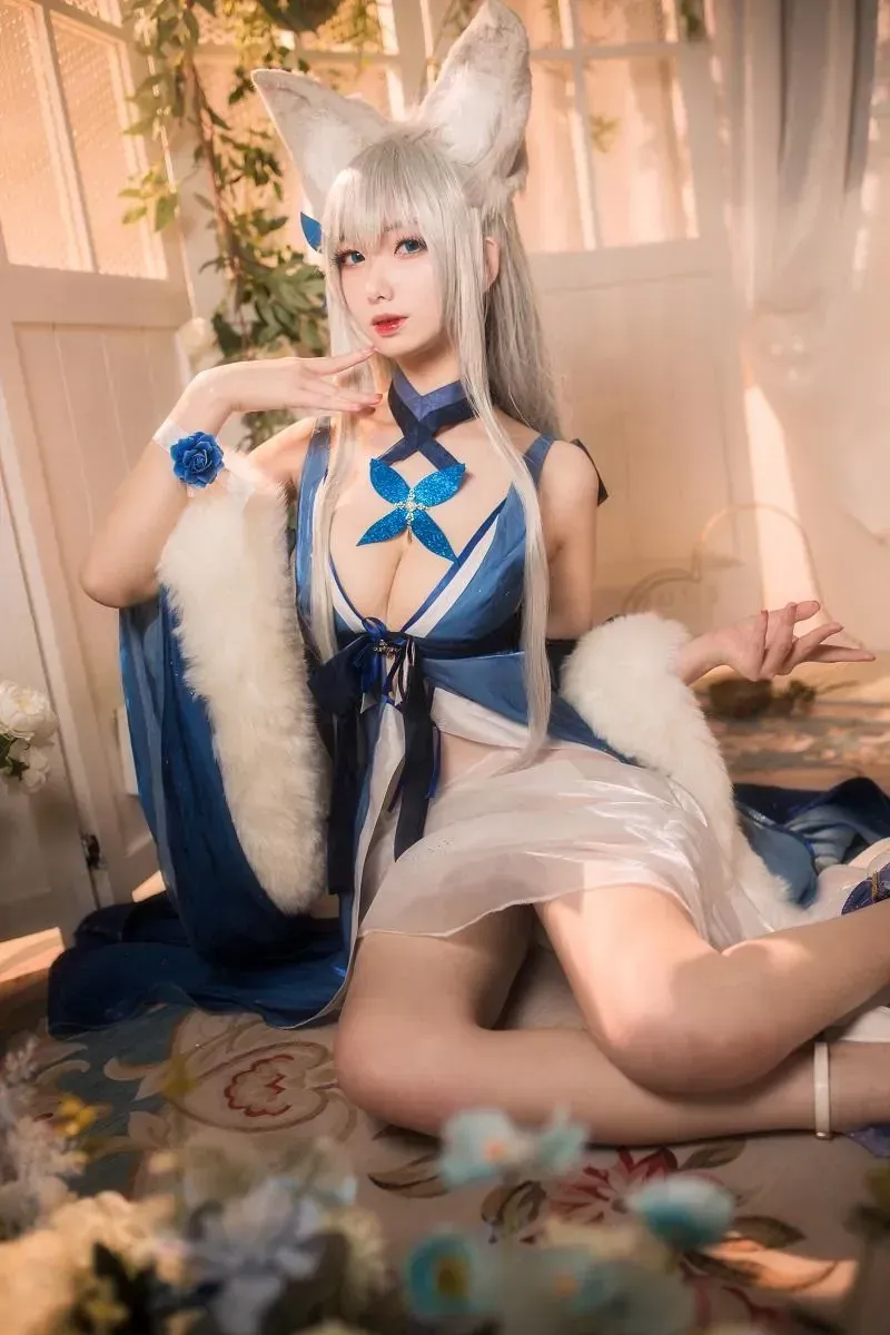 黎允熙baby戴白色狐耳穿蓝白角色服坐在暖色室内布景中的cosplay写真