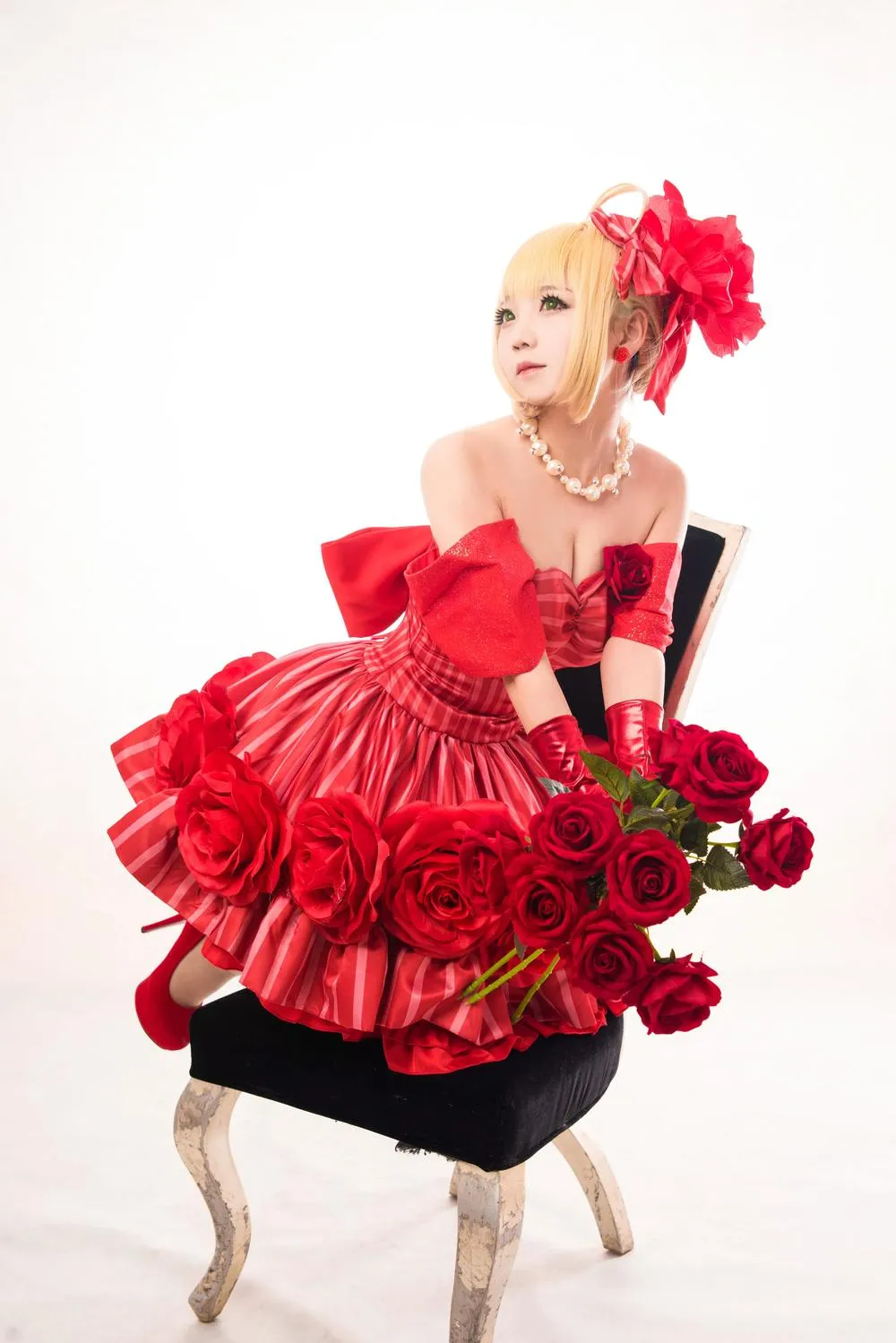 鹿八岁baby金色短发红色礼裙cosplay写真，坐在椅子上抱着红玫瑰花束