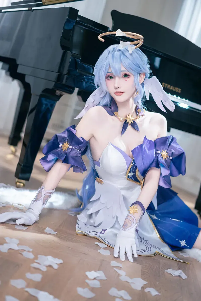 鹿八岁baby蓝色短发蓝白天使角色cosplay写真,坐在黑色钢琴前的花瓣地面上