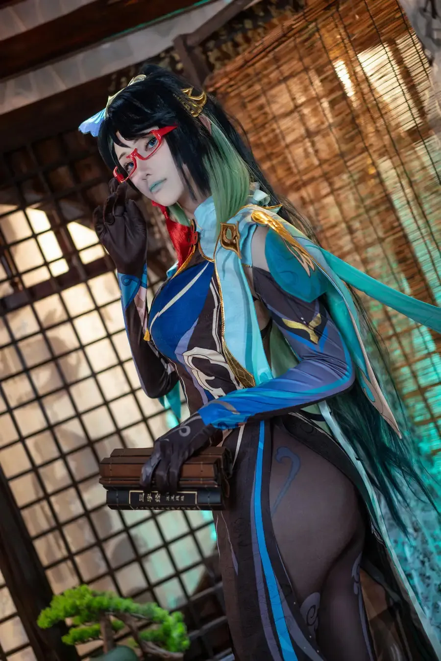 美邵女baby黑绿长发蓝绿角色服饰cosplay写真,戴红色眼镜手持书本