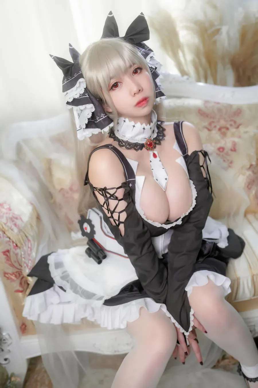 魅瞳Meroko 浅金色长发穿黑白女仆服坐在花纹扶手椅上